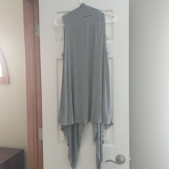 Sleeveless Cardigan Hi Low Open Front w/Pockets - Picture 3 of 5